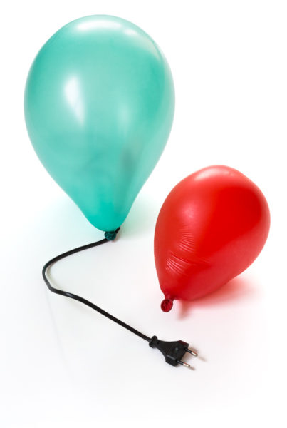 Ballons vert et rouge dont un avec une prise de courant